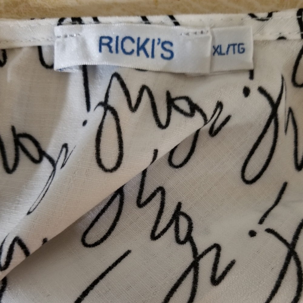 Ricki’s Black & White Script Print Short Sleeve Blouse Size XL - Picture 2 of 8